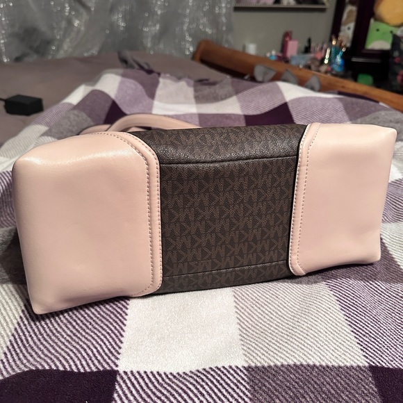 Michael Kors Nicole Large Tote Brown Signature Bag - Picture 3 of 5